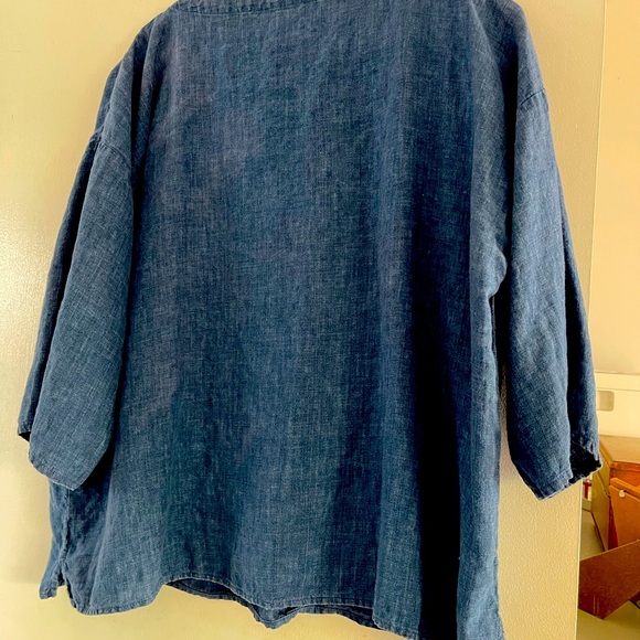 Eileen Fisher. Generous, boxy fit. Drapes away from the body to create movement. - Picture 3 of 7